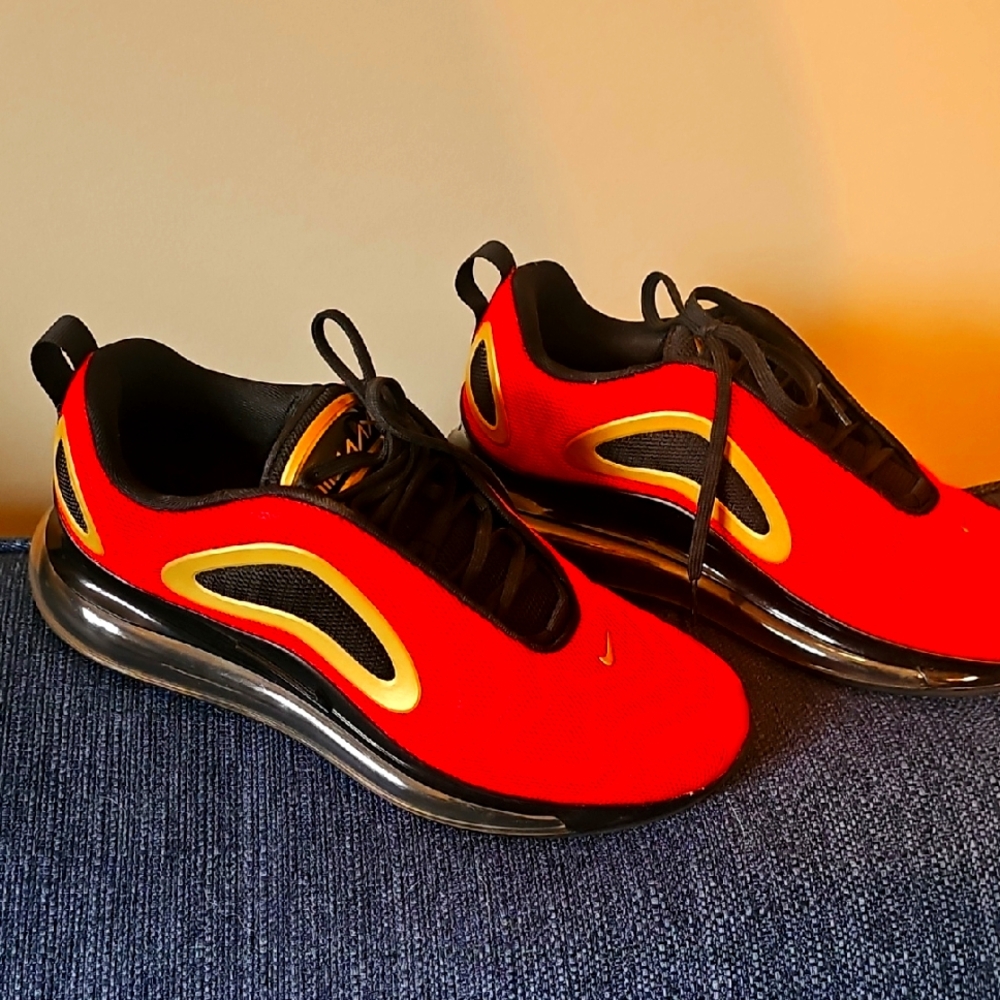 Womens Nike Red and Black Sneakers Air Max 720 with Air Max Cushioning
